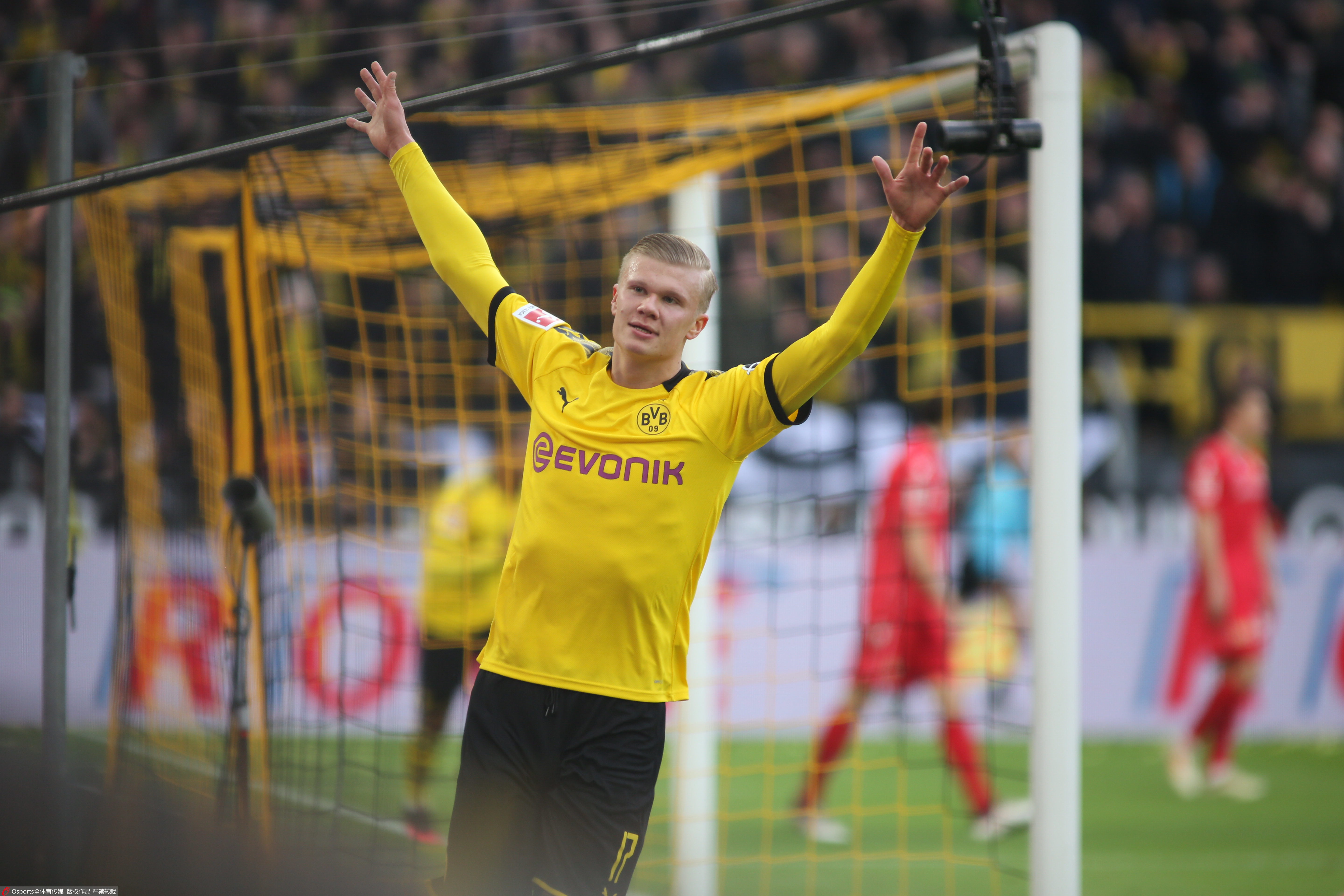 荷兰女国脚罗尔德公开谈论与女友恋情，两人曾因亲密照片受批评