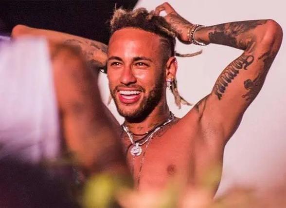 安东内拉偶遇网红街头采访：你是做什么工作的