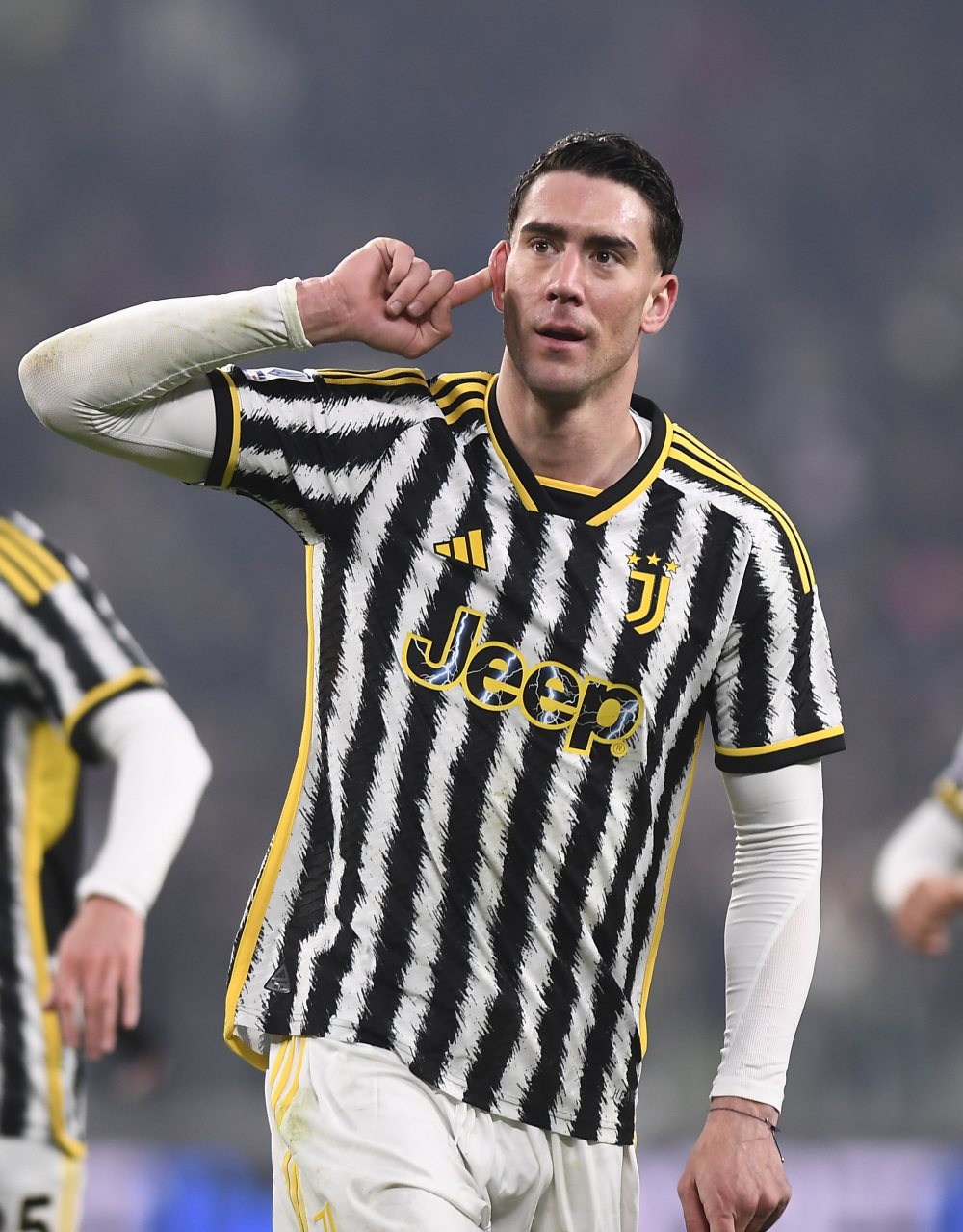 给你修修胡子，瓦科分享自己用剪刀剪克雷桑胡子的照片