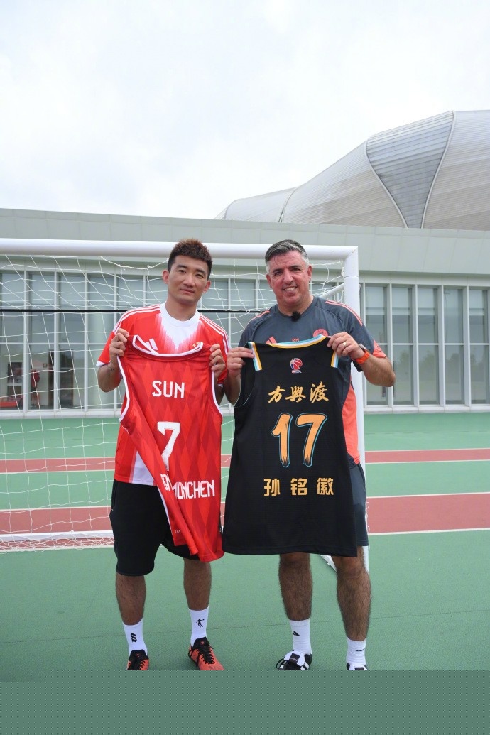 Rookie：Qingtian那波1v3挺帅的，我们五个人会为冠军而努力